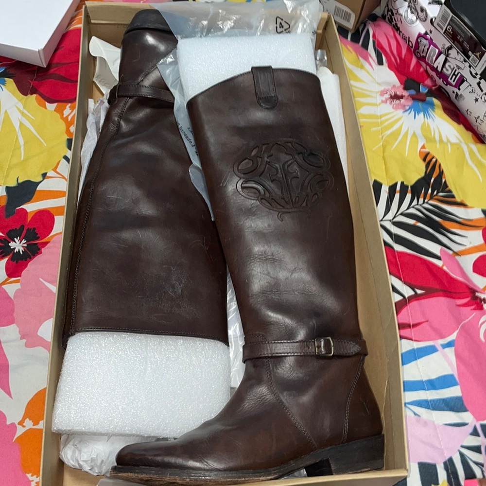 Leather Frye boots. Size 7. Dark brown.